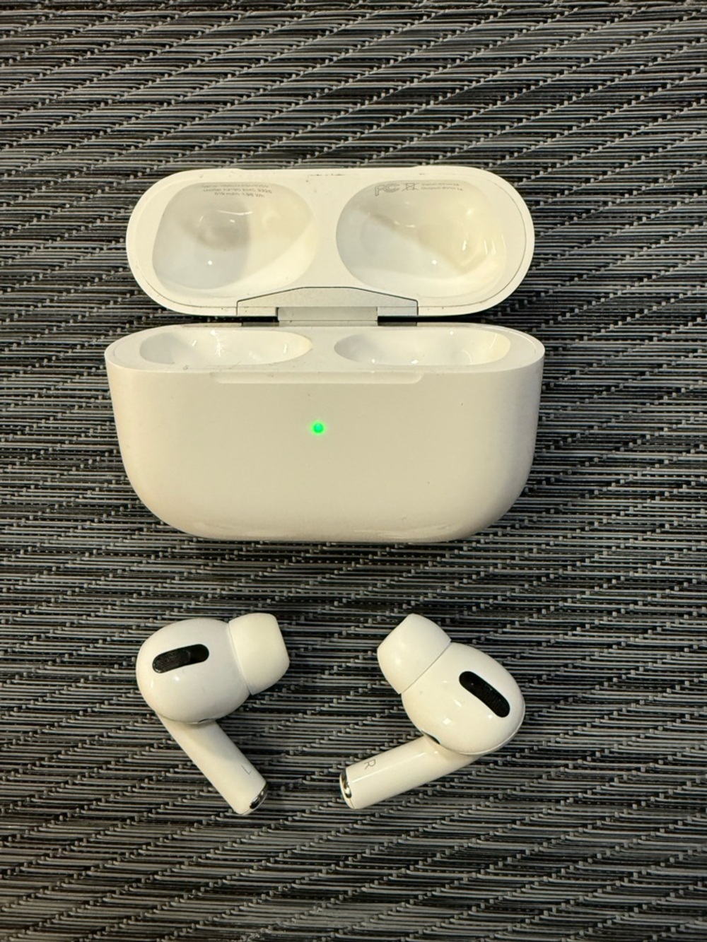 Apple AirPods Pro /MagSafe Case - White great condition new silicone ear pieces - Picture 4 of 7